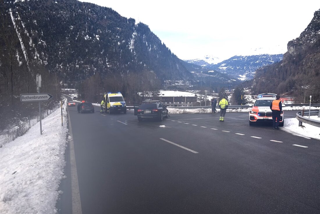 In Rothenbrunnen kam es zu einer heftigen Kollision zwischen zwei Autos. Eine Frau wurde leicht verletzt und ins Spital gebracht.