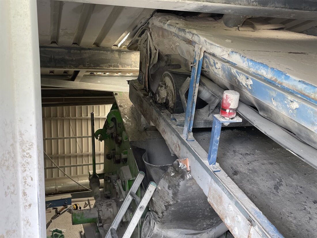 In Surava verletzte sich ein 42-jähriger Arbeiter bei einem Arbeitsunfall, als sein Arm in einer Maschine eingeklemmt wurde.