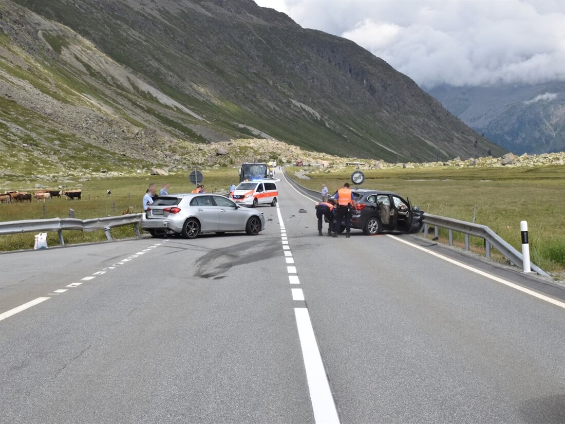 In Silvaplana kollidierte eine Autofahrerin beim Überholen mit einem abbiegenden Fahrzeug. Beide Autos sind Totalschaden.
