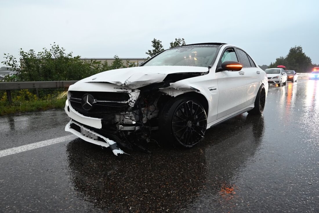 Am Sonntag, 27.07.2025, verunfallte ein 30-Jähriger auf der A1 bei Thal. Er und seine Beifahrerin wurden leicht verletzt.