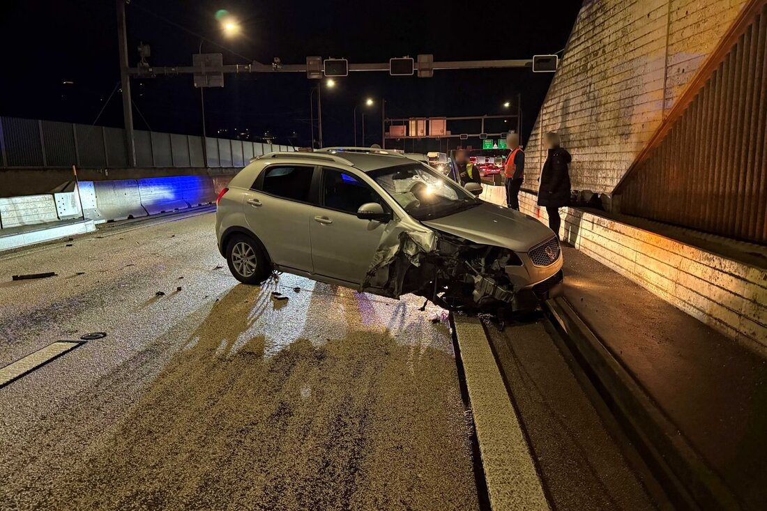 Eine 61-jährige Fahrerin kollidierte auf der A2 vor dem Kirchenwaldtunnel mit einem Aufprallschutz. Rettungskräfte sind im Einsatz.