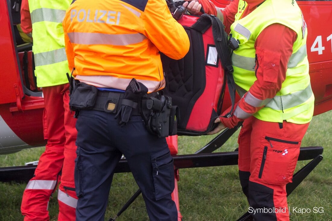 Ein 10-jähriger Junge verletzte sich bei einem Unfall auf einem Landwirtschaftsbetrieb in Widnau. Rega im Einsatz.