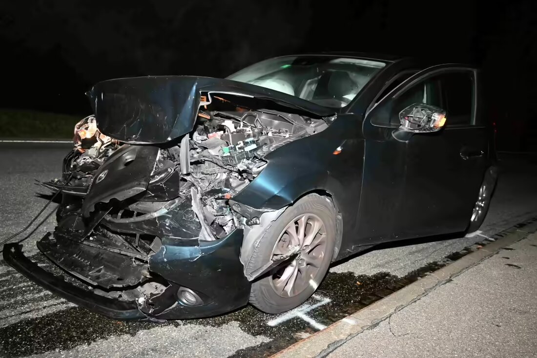 Am Mittwochabend kam es in Eggersriet auf der St.Gallerstrasse zu einer Frontalkollision zwischen zwei Autos. Beide Fahrerinnen wurden leicht verletzt.