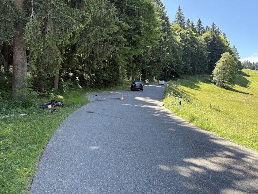 Am Freitag kam es auf der Scherbstrasse zwischen Hemberg und Bendel zu einer Frontalkollision zwischen Auto und Motorrad, wobei ein 19-Jähriger leicht verletzt wurde.