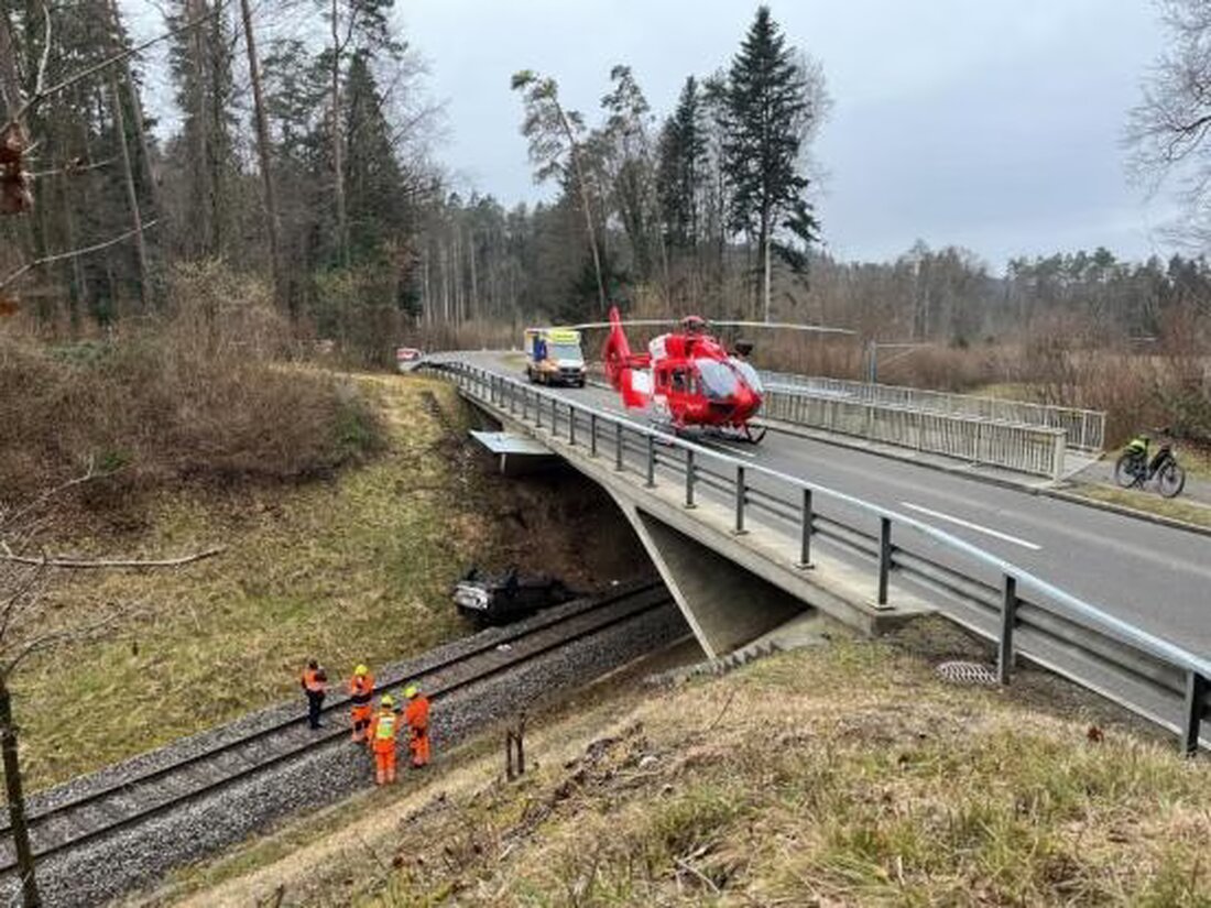 Eine Lenkerin stürzt bei Thalheim a.d. Thur mit ihrem Fahrzeug auf die Bahntrasse. Verletzungen, keine Züge betroffen.
