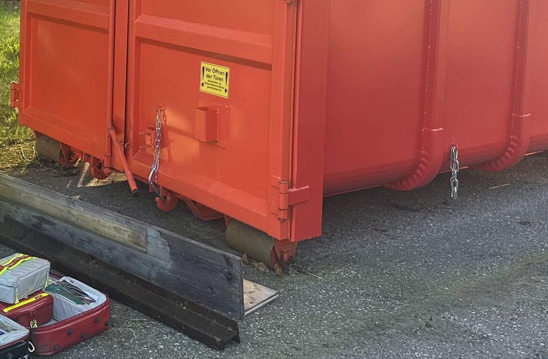 Ein 58-jähriger Mann wurde in Bühler durch einen herabfallenden Eisenträger und Holz verletzt und ins Spital gebracht.