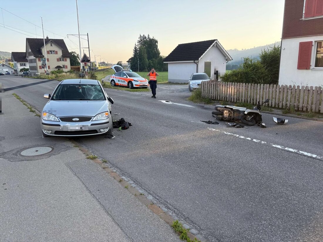 Am 19.06.2025 kam es in Bütschwil zu einem Unfall zwischen einem Roller und einem Auto. Ein 17-Jähriger wurde verletzt.