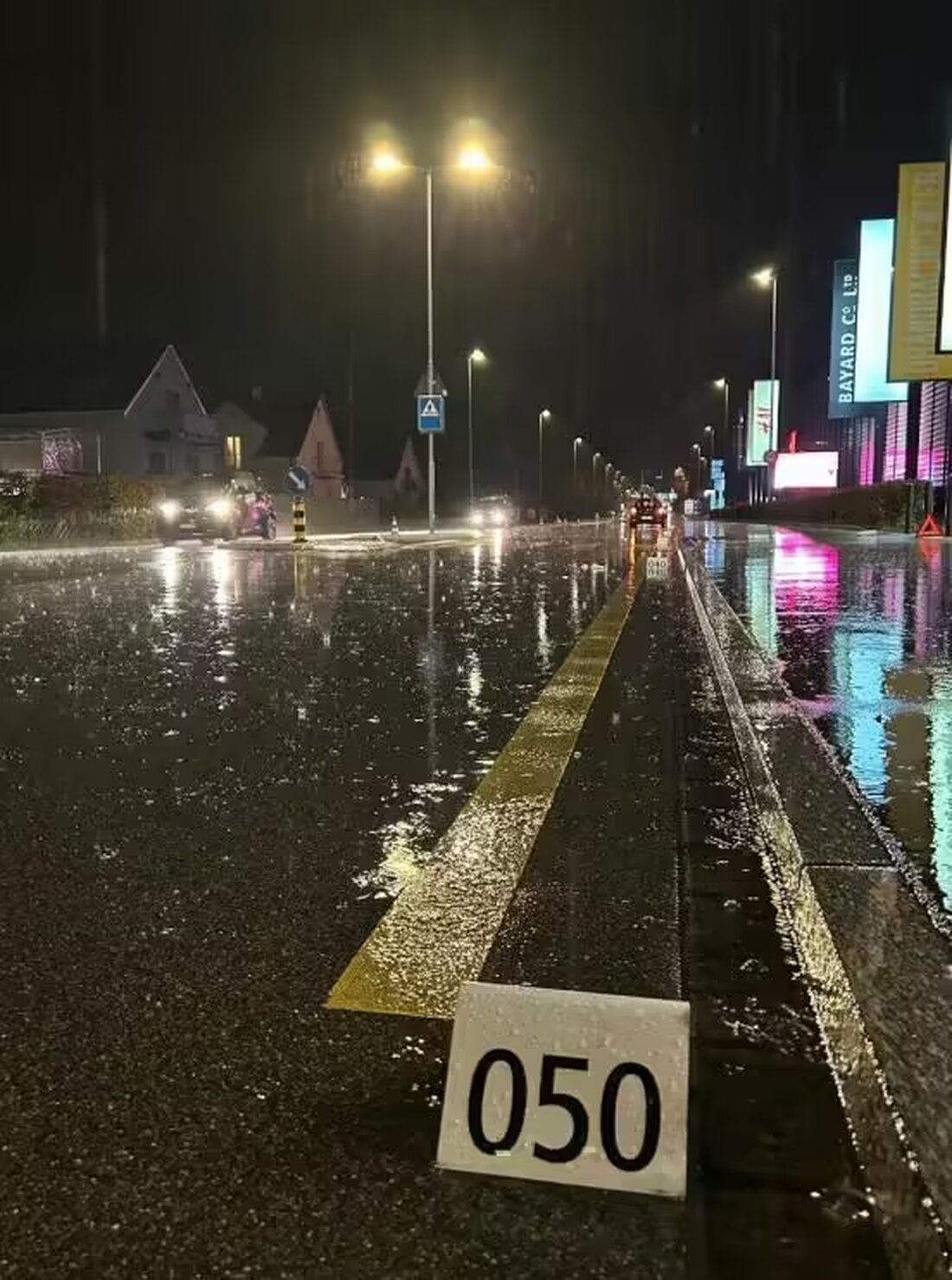 In Dietlikon kam es zu einem schweren Unfall an einem Fussgängerstreifen, als ein Auto mit einer Fußgängerin kollidierte.