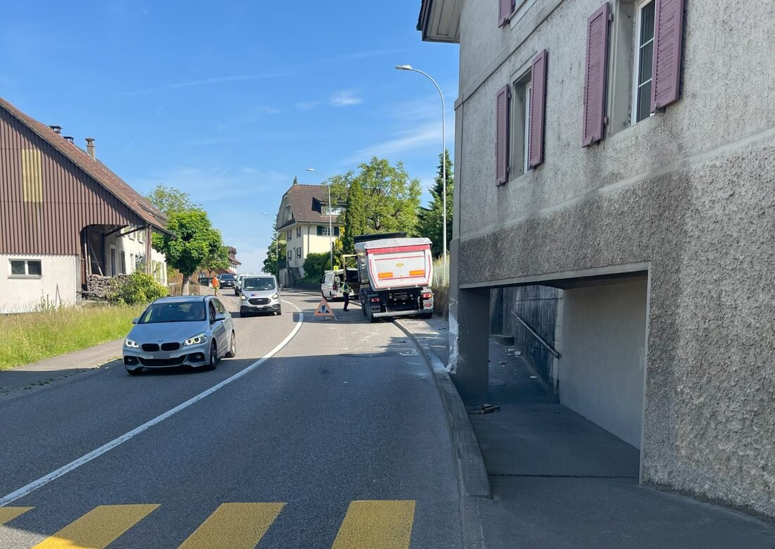 In Fischbach-Göslikon verlor ein Lkw-Fahrer die Kontrolle und streifte ein Haus. Verdacht auf Drogeneinfluss, glücklicherweise ohne Verletzte.