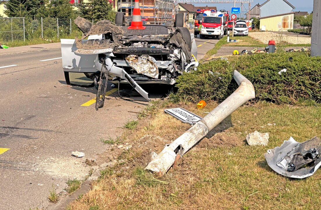 In Neukirch (Egnach) überschlug sich ein Auto. Eine 60-jährige Fahrerin wurde schwer verletzt und ins Spital geflogen.