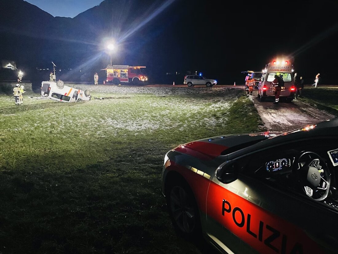 In San Vittore kam es zu einem Selbstunfall, bei dem der Fahrer nach einer Nachtschicht verletzt wurde. Rettungskräfte im Einsatz.