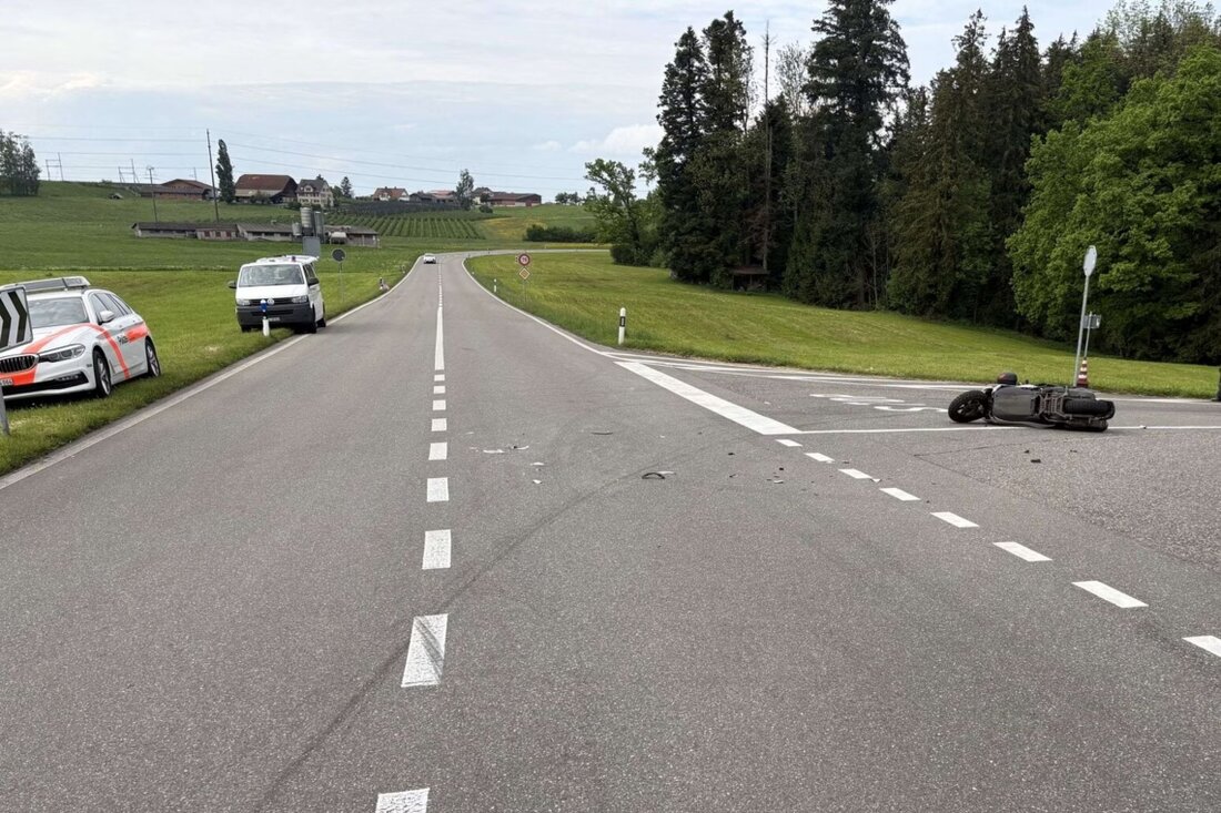 Am 08.05.2025 kam es in Wittenbach zu einem Verkehrsunfall zwischen einem Auto und einem Roller, bei dem der Fahrer verletzt wurde.