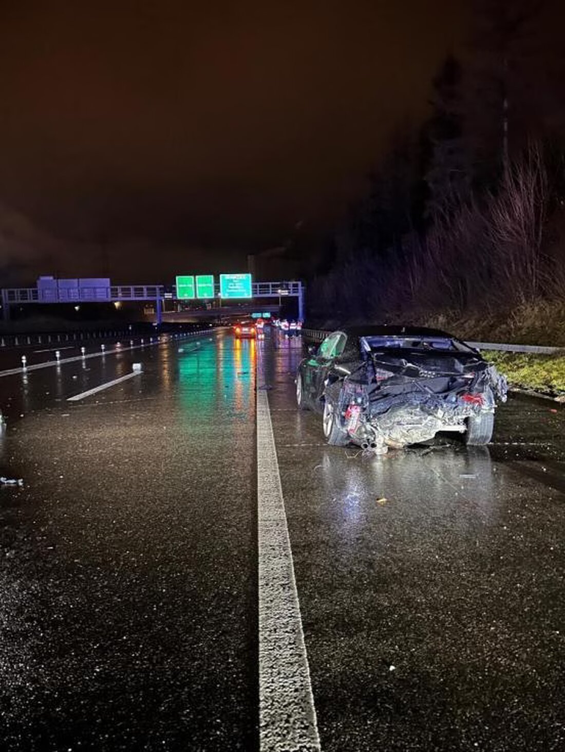 Nach einem Verkehrsunfall auf der A1 bei Wallisellen wurden fünf Personen verletzt. Die Autobahn war vier Stunden lang gesperrt.
