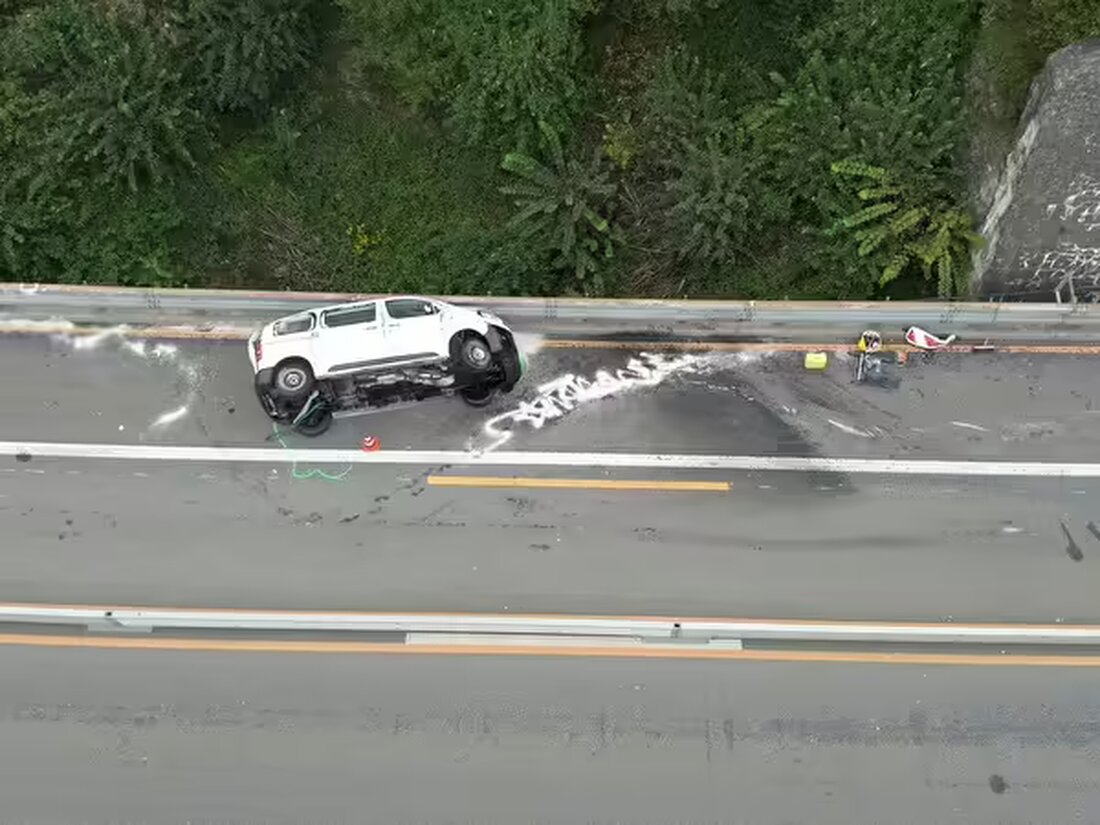 Ein Selbstunfall mit einem Personenwagen in Seedorf endete am 3. September 2024 mit mehreren Verletzten. Der Fahrer kollidierte nach dem Seelisbergtunnel mit Leitbaken und überschlug sich. Rettungsdienste waren im Einsatz.