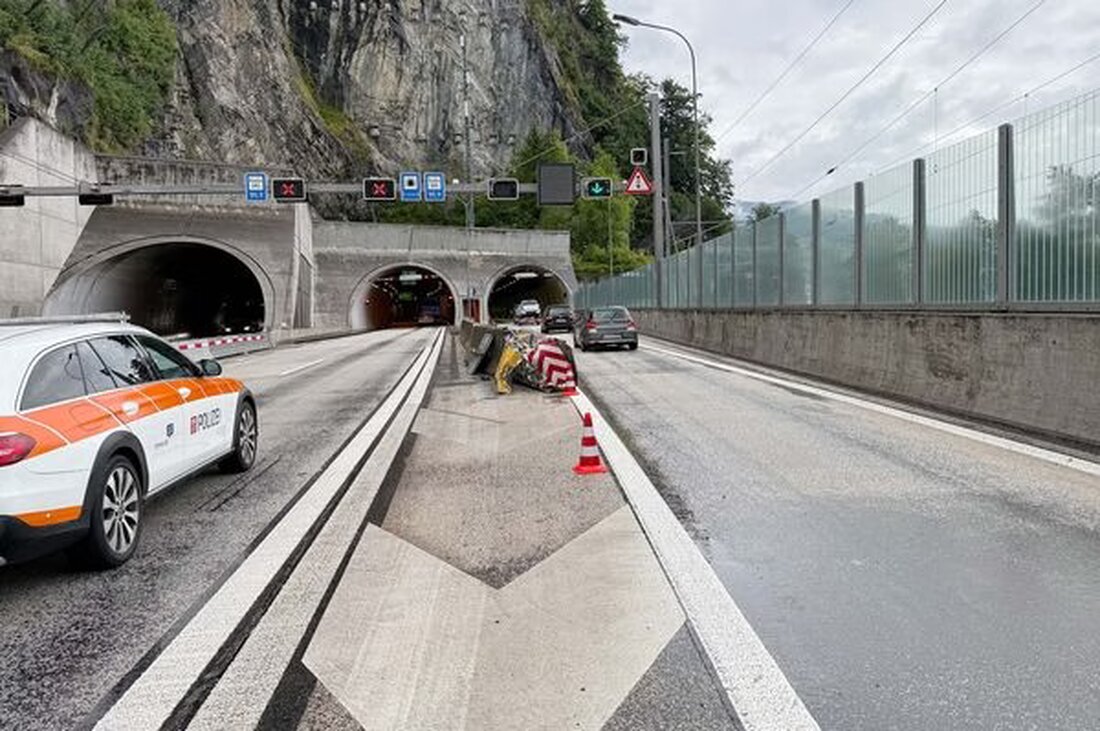Am 24. Juli 2025 kollidierte ein Sattelmotorfahrzeug auf der A2 bei Hergiswil mit einem Anpralldämpfer, was den Verkehrsfluss beeinträchtigte.