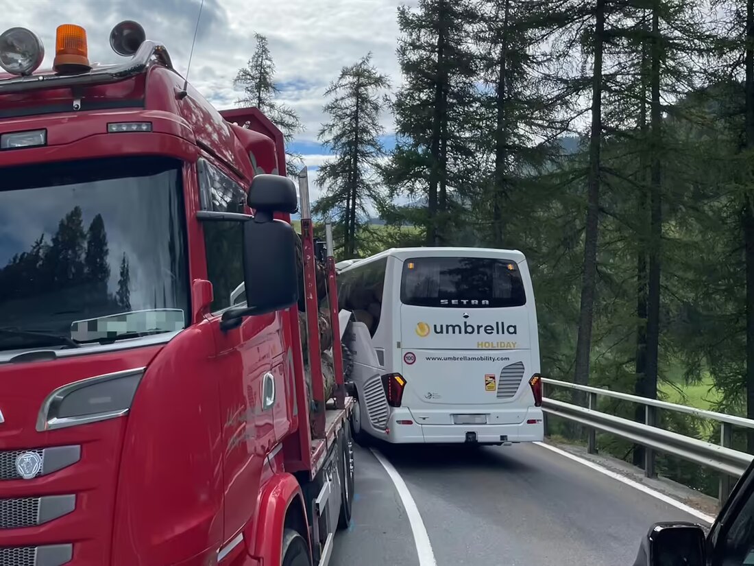 Am Montag kam es auf der Julierstrasse in Marmorera zu einer Streifkollision zwischen einem Gesellschaftswagen und einem Anhängerzug. Die Strasse war für eine Stunde gesperrt, während die Kantonspolizei den Unfallhergang aufklärt.
