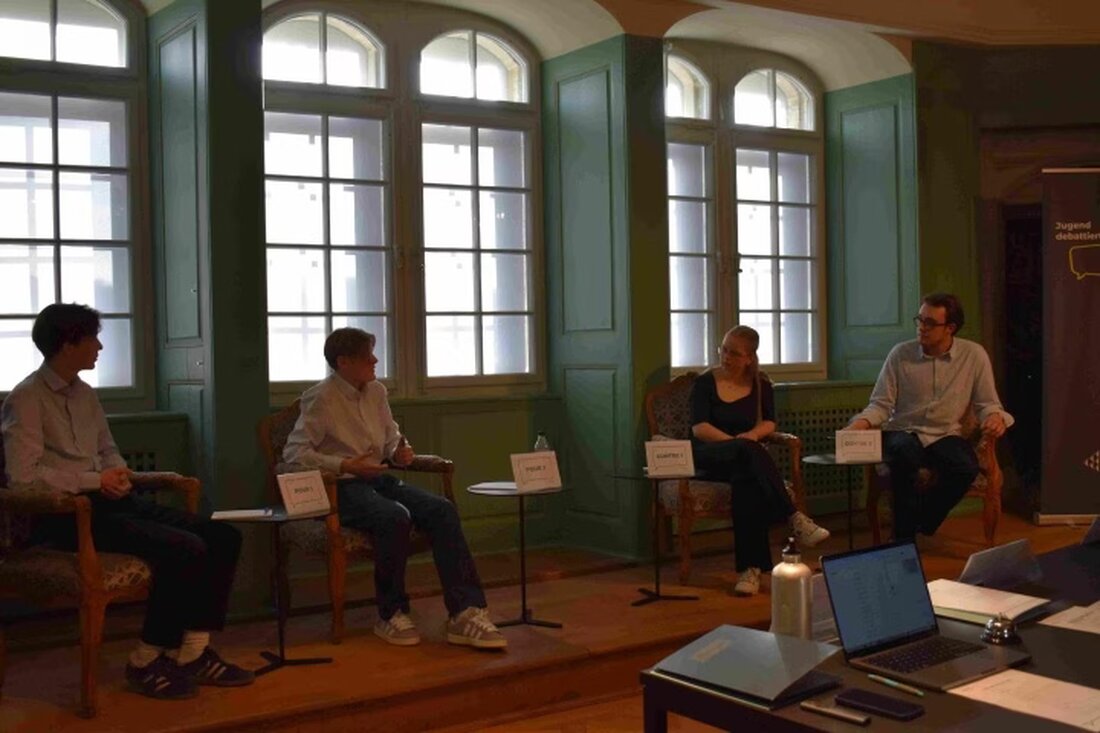 Erfahren Sie, wie Schüler bei "Jugend debattiert - Cloned" ihre Argumentationsfähigkeiten entwickeln und an regionalen Wettbewerben teilnehmen.