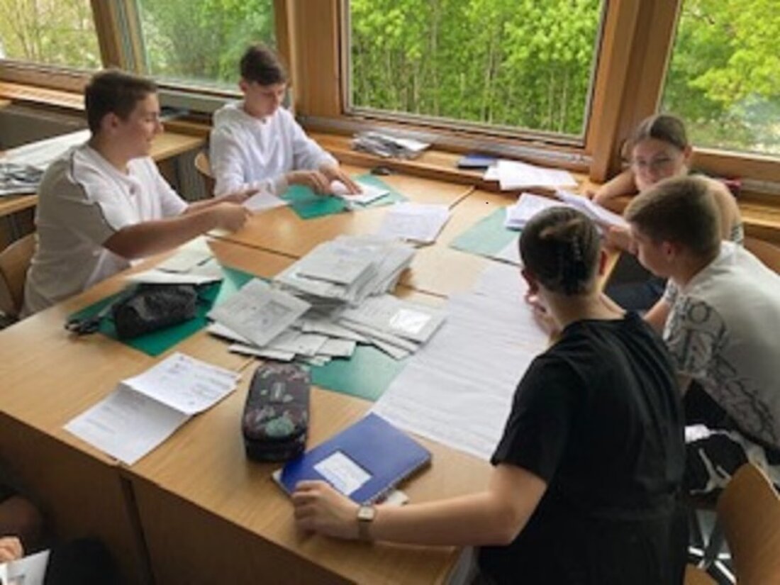 Die Schüler der 11H diskutieren in einem Projekt über Schulreformen; Höhepunkt ist eine Debatte im Grossen Rat 2026.