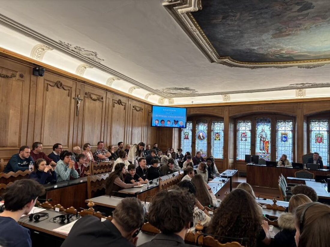Im Rathaus Freiburg diskutieren 69 Schüler der 11H über Schulorganisation und Perspektiven im Rahmen des Projekts 11-11-11.