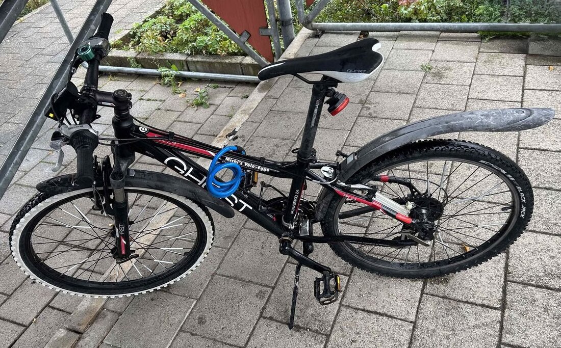 Ein 13-jähriger Schüler stürzt in Herisau mit dem Fahrrad. Der Unfall geschah aufgrund glatter Straßenverhältnisse. Leichte Verletzungen.