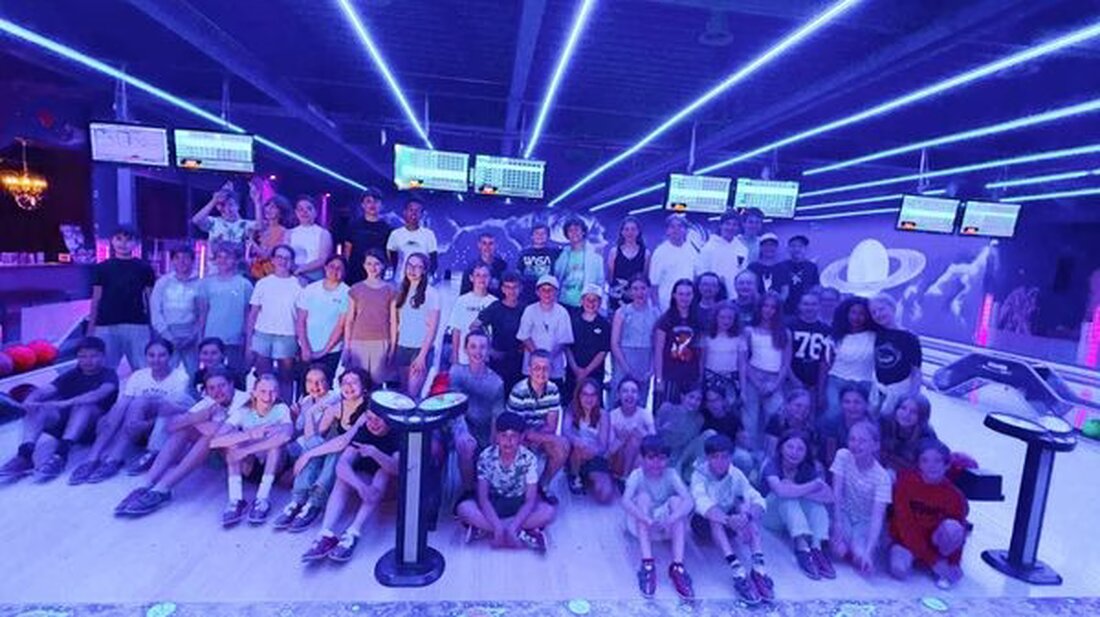 Am 11. Juni 2025 ehrte die Kantonspolizei Nidwalden 61 Schülerlotsen mit einem Ausflug ins Bowling-Universum für ihren wichtigen Einsatz zur Verkehrssicherheit.