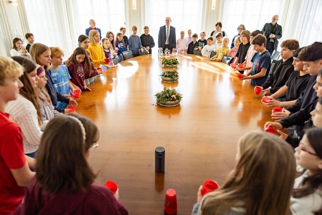 Zwei Schulklassen treffen am 28. Oktober 2025 in Bern Bundeskanzler Viktor Rossi und lernen über Politik und Solidarität.