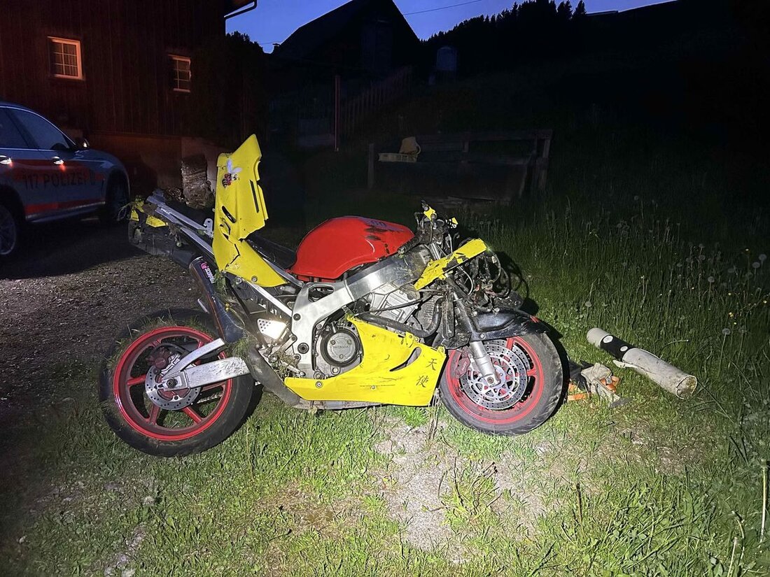 Ein Motorradfahrer verunglückte am 2. Mai 2025 in Schwellbrunn. Er wurde ins Spital gebracht, die Polizei ermittelt.