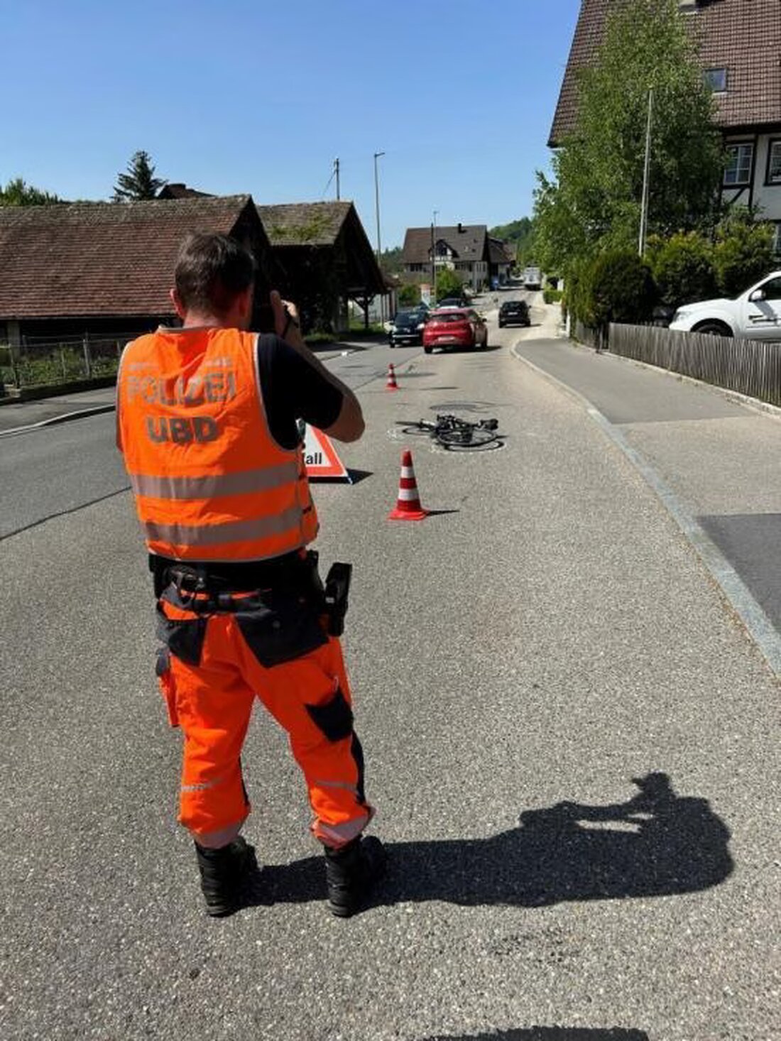 Ein 85-jähriger Velofahrer wurde in Sellenbüren bei einer Kollision mit einem Auto verletzt. Der Unfall wird untersucht.