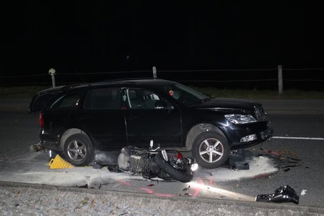 Bei einer Kollision in Appenzell überschlug sich ein Motorradfahrer schwer, als er auf ein stehendes Auto auffuhr.