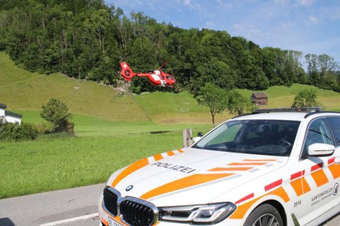 Ein 60-jähriger Mann verletzt sich schwer beim Bereitstellen eines Baggers in Appenzell. Rettungskräfte stehen im Einsatz.