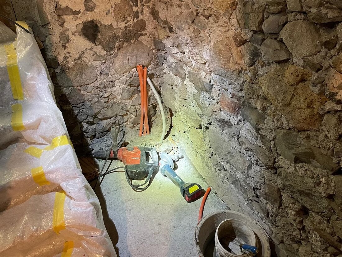 In Zernez verletzte sich ein Elektriker schwer beim Renovieren. Der Unfall ereignete sich durch einen Abrutsch mit einem Winkelschleifer.