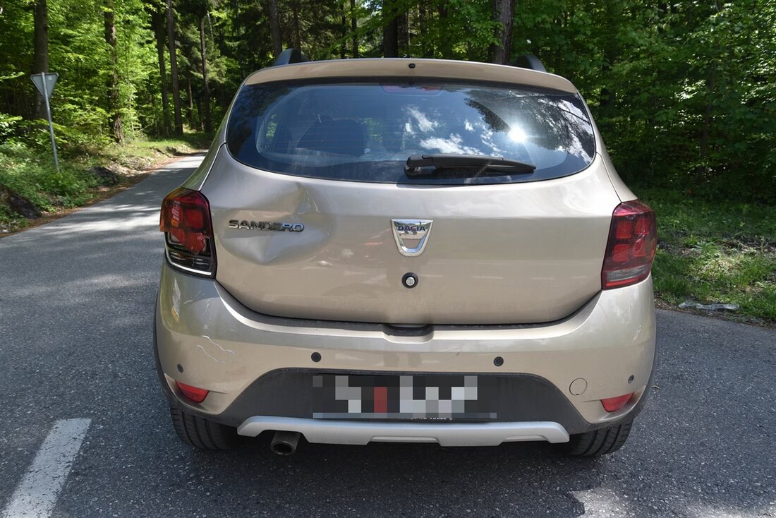 Am 10. Mai 2025 kam es in Maienfeld auf der Steigstrasse zu einem Auffahrunfall zwischen einem Fahrrad und einem Auto. Der 57-jährige Fahrradfahrer wurde mittelschwer verletzt und ins Kantonsspital Graubünden geflogen. Die Kantonspolizei ermittelt die Unfallursache.