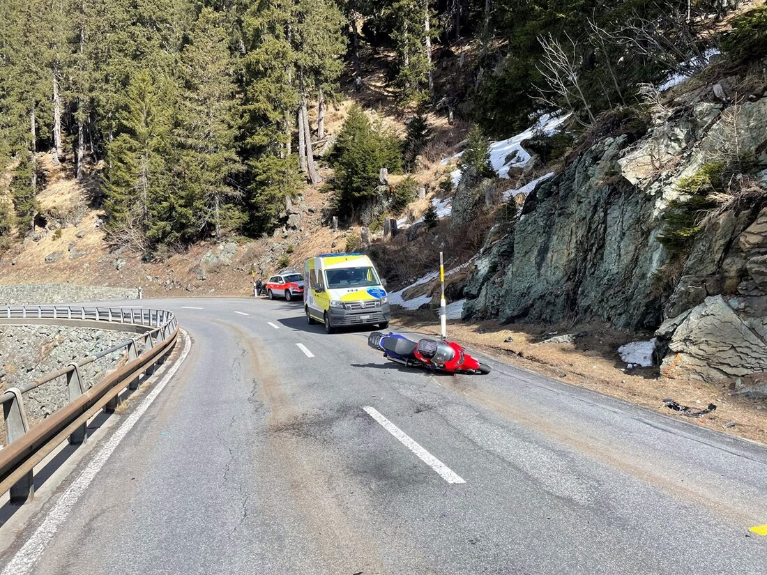 Am Samstag kam es auf der Julierstrasse in Marmorera zu einem schweren Motorradunfall. Der Fahrer wurde verletzt, die Polizei ermittelt.