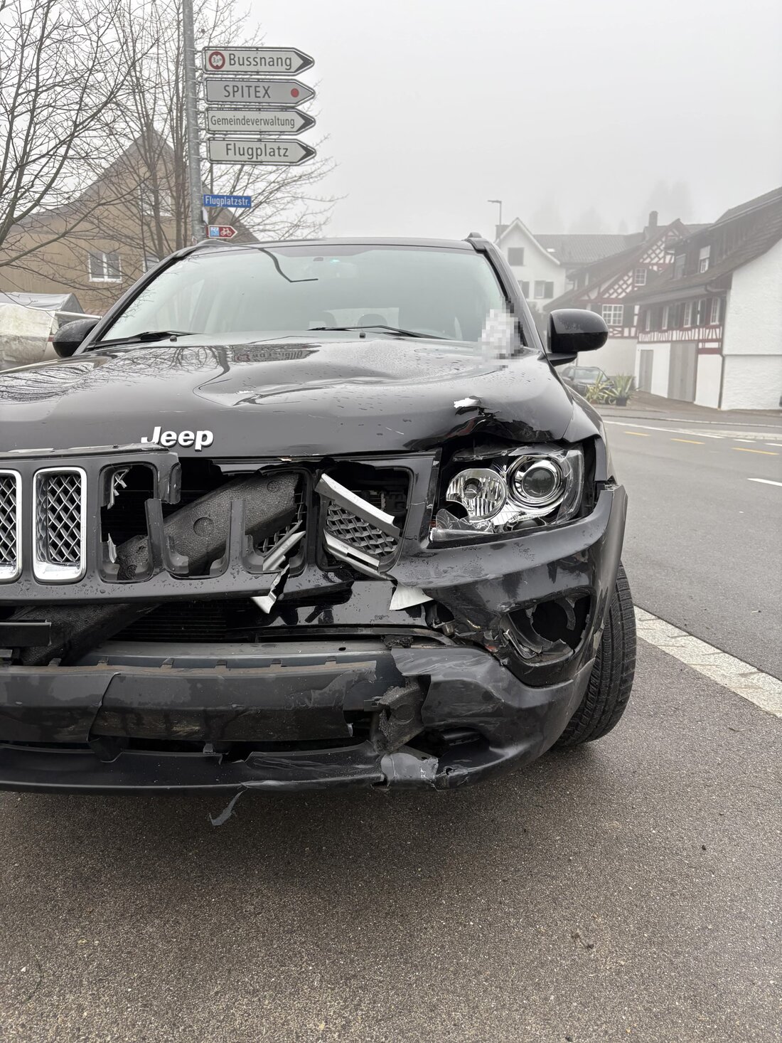 In Amlikon-Bissegg kollidierte ein Motorradfahrer mit einem Auto. Der 26-Jährige wurde schwer verletzt ins Spital gebracht.