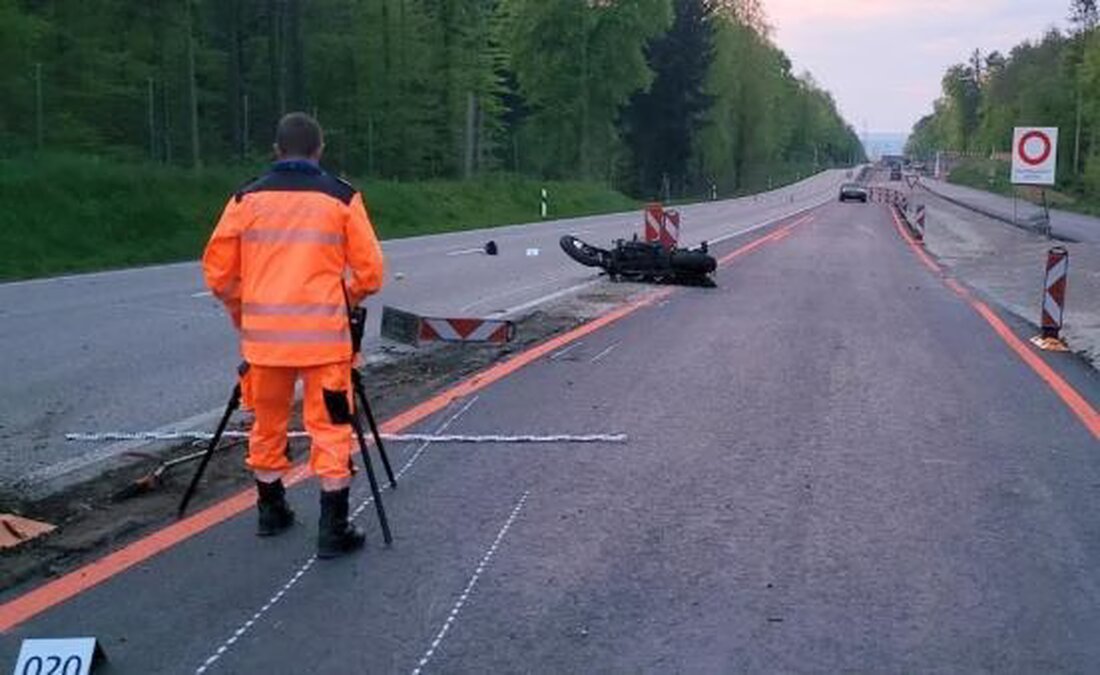 Ein 46-jähriger Motorradfahrer stürzt in Bülach schwer. Unfallursache unklar, Polizei ermittelt. Rettung durch Helikopter.