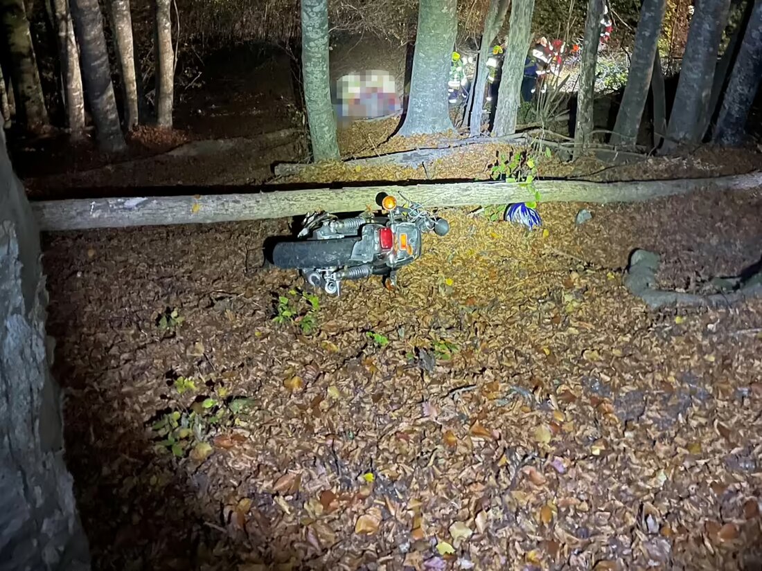 In Grüsch verunglückte ein 55-jähriger Motorradfahrer, der schwer verletzt einen Abhang hinunterstürzte. Rettungskräfte im Einsatz.