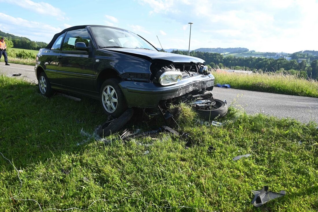 Motorradfahrer nach Unfall in Jonschwil schwer verletzt. Kollision mit Auto auf Unterdorfstrasse führt zu Krankenhausaufenthalten.