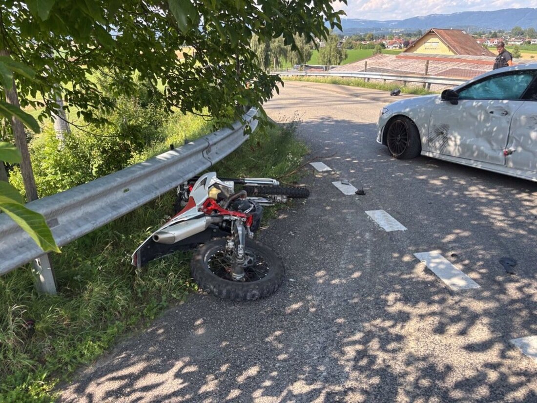 In Möhlin wurde ein 19-jähriger Motorradlenker bei einem Unfall schwer verletzt. Zeugen werden gebeten, sich zu melden.