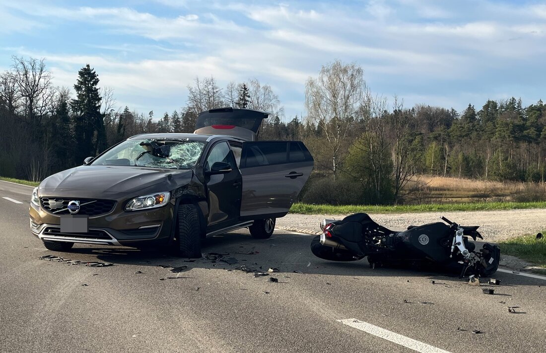In Oberneunforn wurde ein 55-jähriger Motorradfahrer bei einem Unfall mit einem Auto schwer verletzt und ins Spital geflogen.
