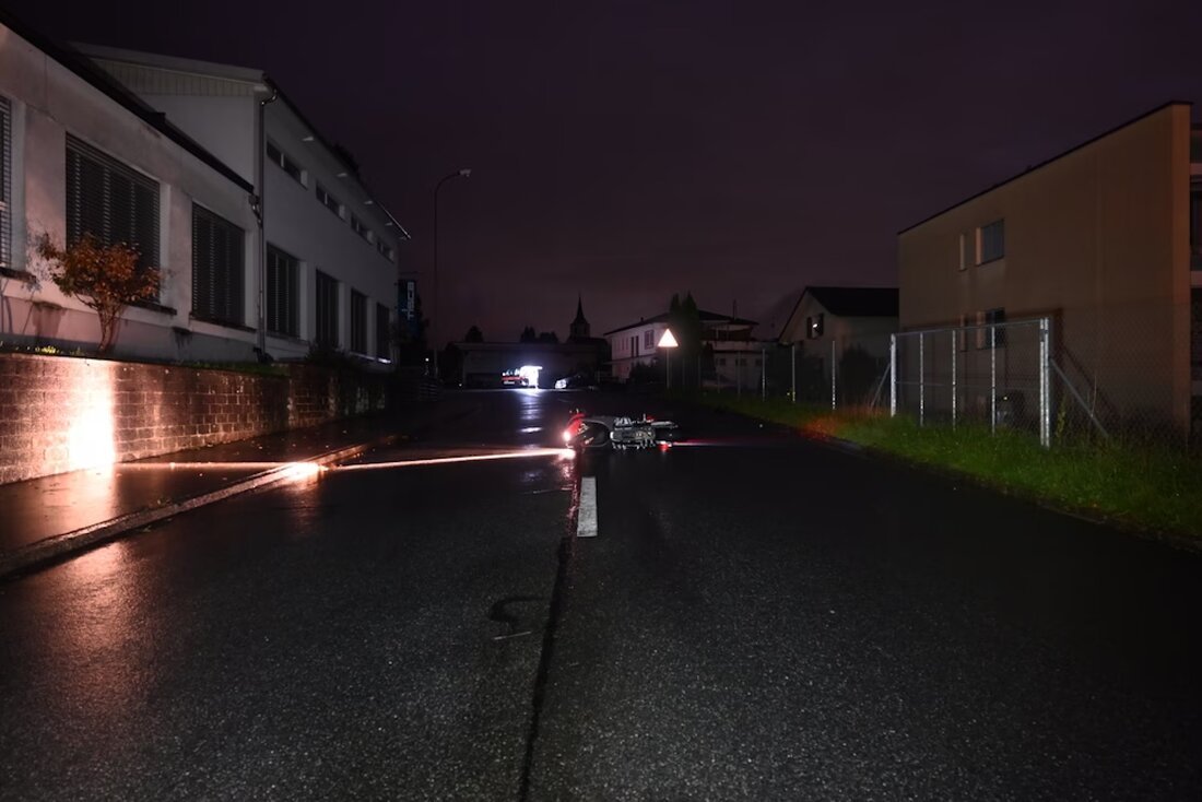 Am Montagmorgen kam ein 28-jähriger Motorradfahrer in Sennwald schwer zu Schaden, nachdem er fahrunfähig einen Selbstunfall verursachte.
