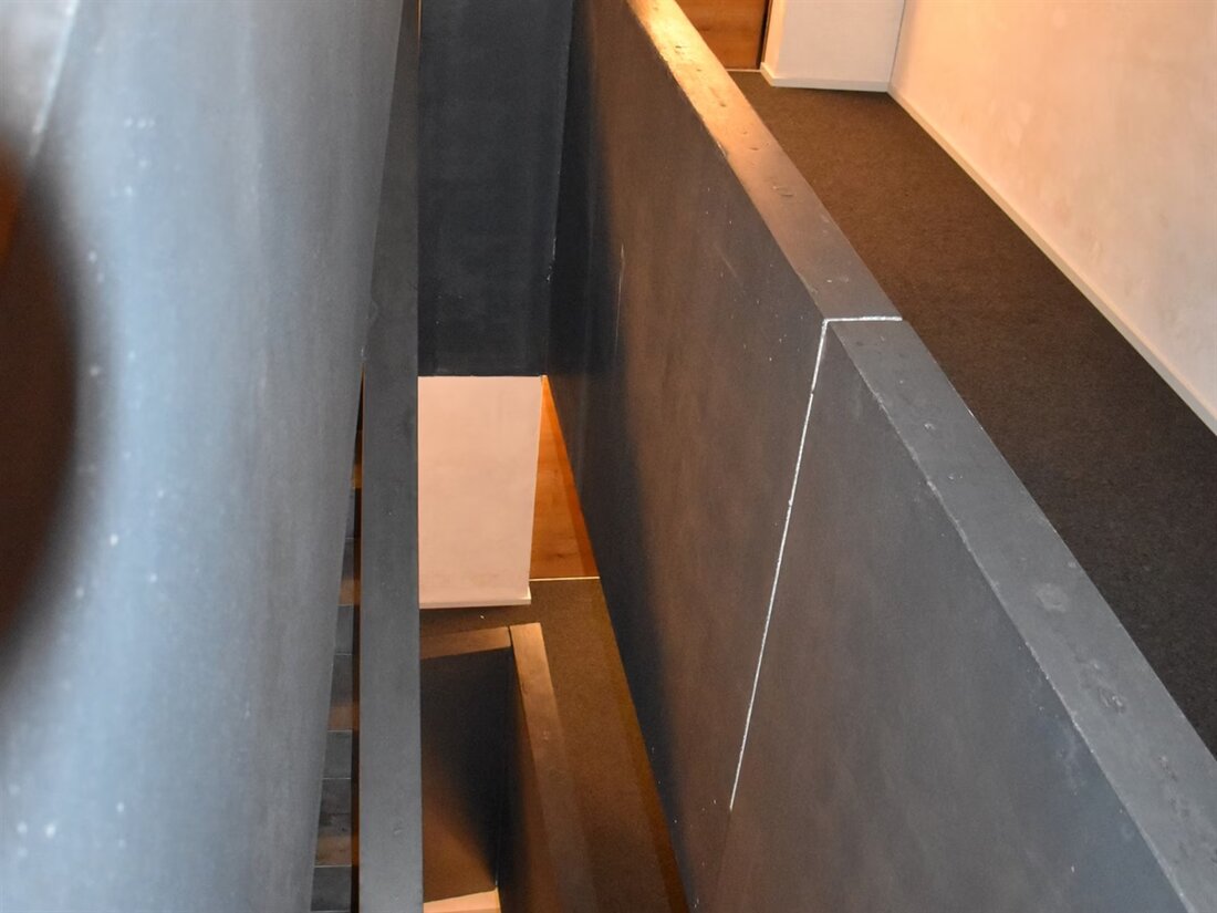 In Laax stürzt ein 26-jähriger Niederländer über acht Meter im Treppenhaus und verletzt sich schwer. Rettungskräfte im Einsatz.