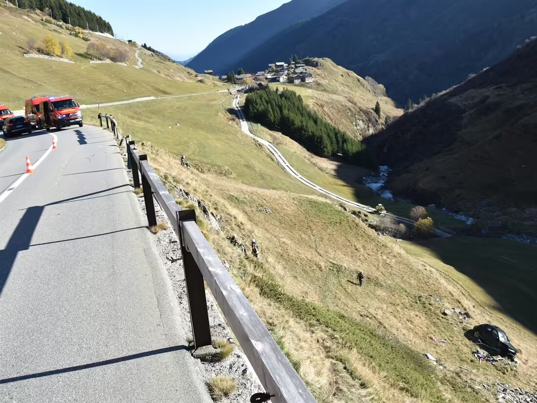 Am Oberalppass überschlug sich ein Auto mehrfach, Fahrer schwer verletzt. Die Kantonspolizei ermittelt den Unfallhergang.