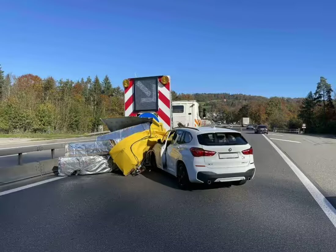 Eine 55-jährige Autofahrerin wurde bei einem Unfall in einem Baustellenbereich in Flamatt schwer verletzt. Der Verkehr wurde umgeleitet.