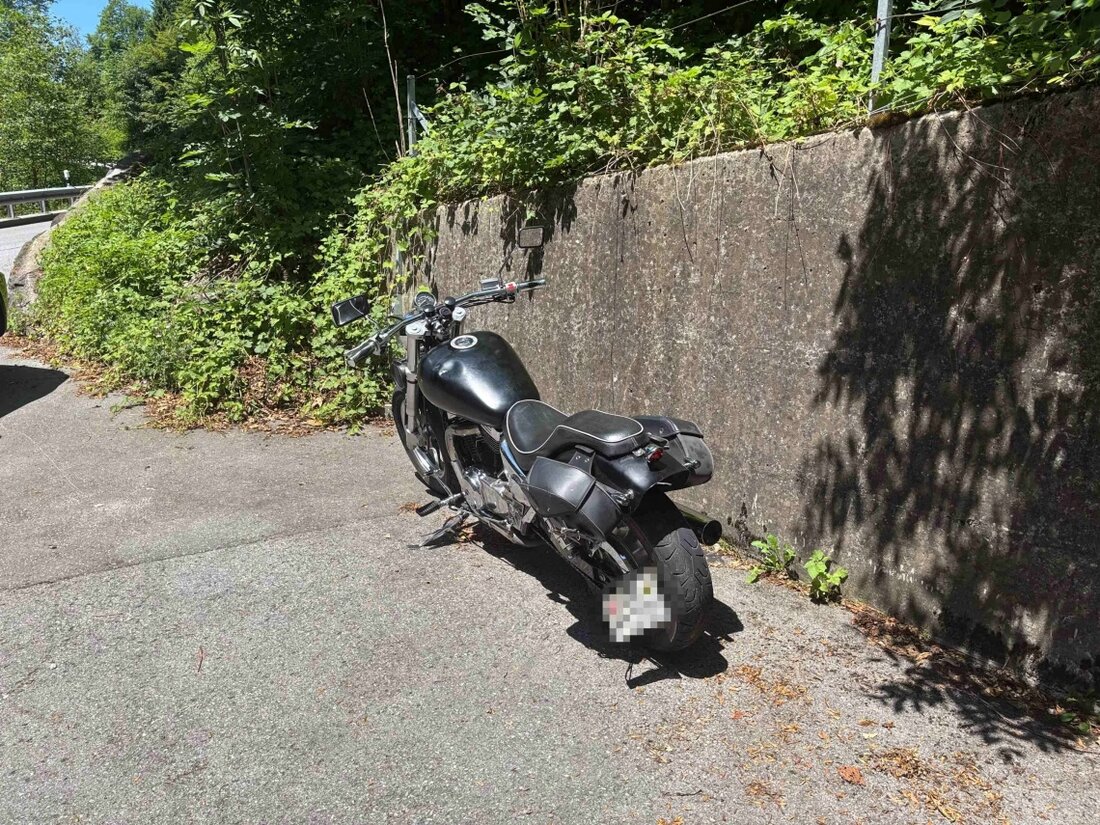 In Wildhaus ereignete sich am 22.06.2025 eine Auffahrkollision zwischen Motorrad und Auto, bei der ein Fahrer verletzt wurde.