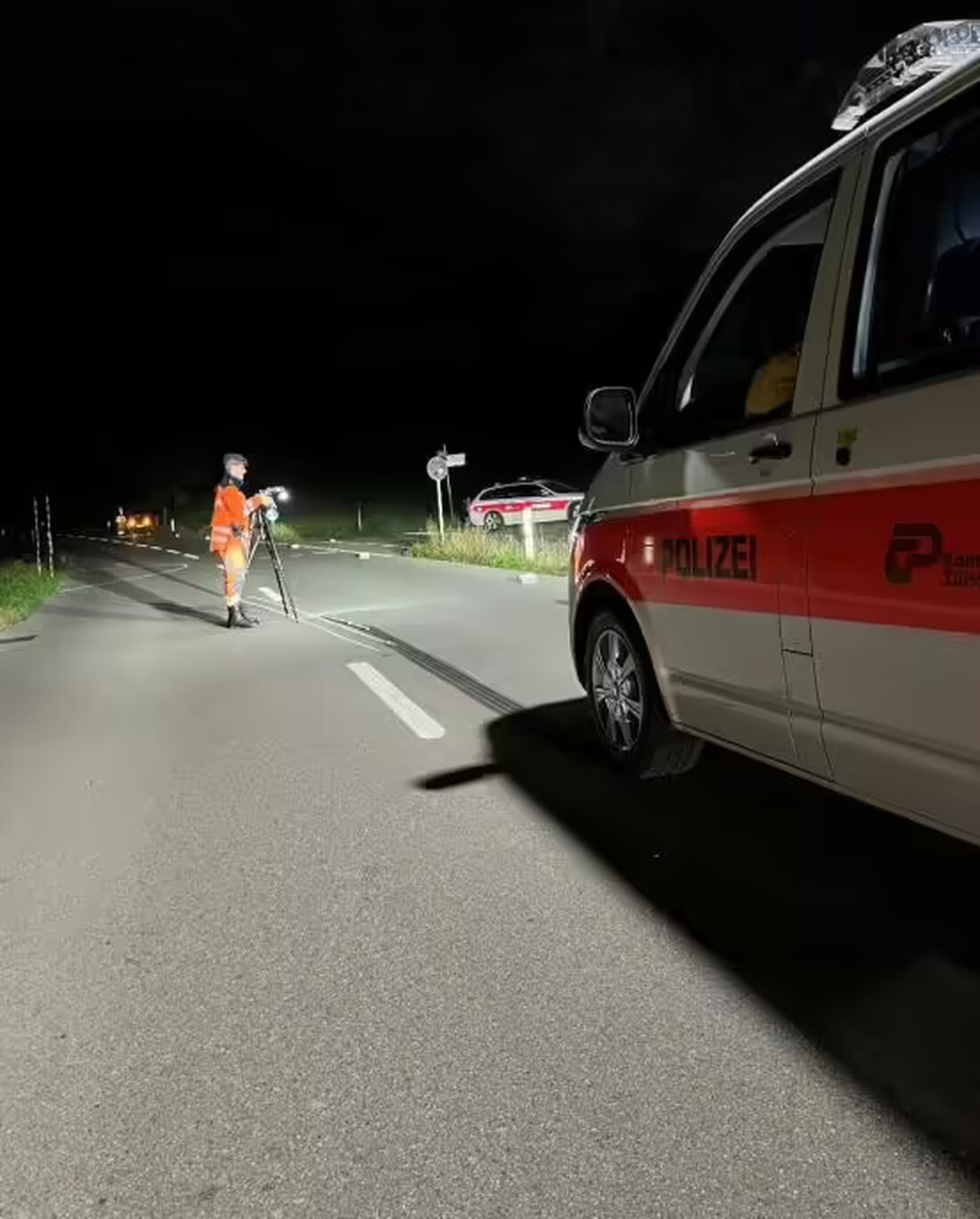 Frau schwer verletzt bei Verkehrsunfall in Egg; 24-jähriger Autofahrer reagiert zu spät. Unfallursache wird ermittelt.