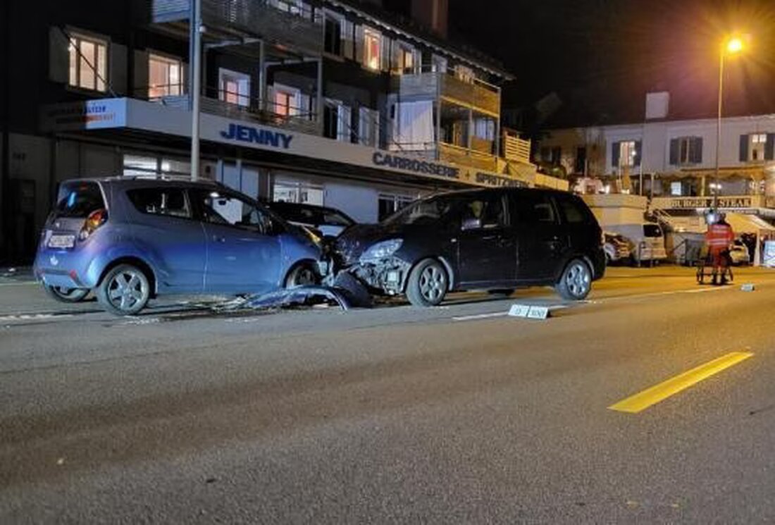 Bei einer Frontalkollision in Herrliberg wurden vier Personen verletzt. Ein 25-Jähriger geriet auf die Gegenfahrbahn. Ermittlungen dauern an.