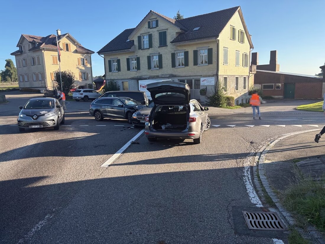 Am Freitagmorgen kam es in Bernhardzell zu einem Unfall mit drei Autos. Ein Mann wurde leicht verletzt, Sachschaden: 70'000 Franken.