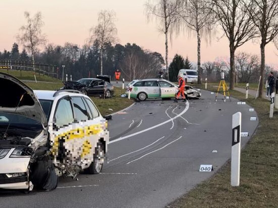Bei einem Unfall in Uster kollidierten drei Personenwagen, wobei zwei Fahrer verletzt wurden. Die Unfallursache wird ermittelt.
