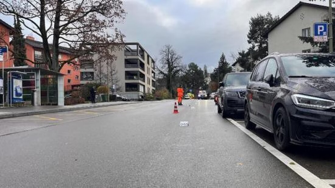 Bei einem Unfall in Rüschlikon wurde eine Fußgängerin schwer verletzt. Der Zwischenfall ereignete sich um 7.15 Uhr an der Bahnhofstraße, als eine Autofahrerin und die Frau kollidierten. Die Polizei untersucht die Umstände des Vorfalls.