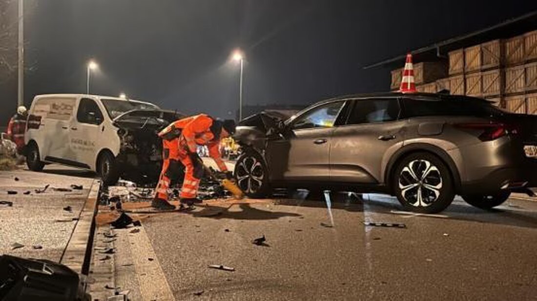 Bei einem Frontalkollision auf der Kaiserstuhlerstrasse in Weiach wurden zwei Fahrer schwer verletzt. Die Ursache des Unfalls wird untersucht.